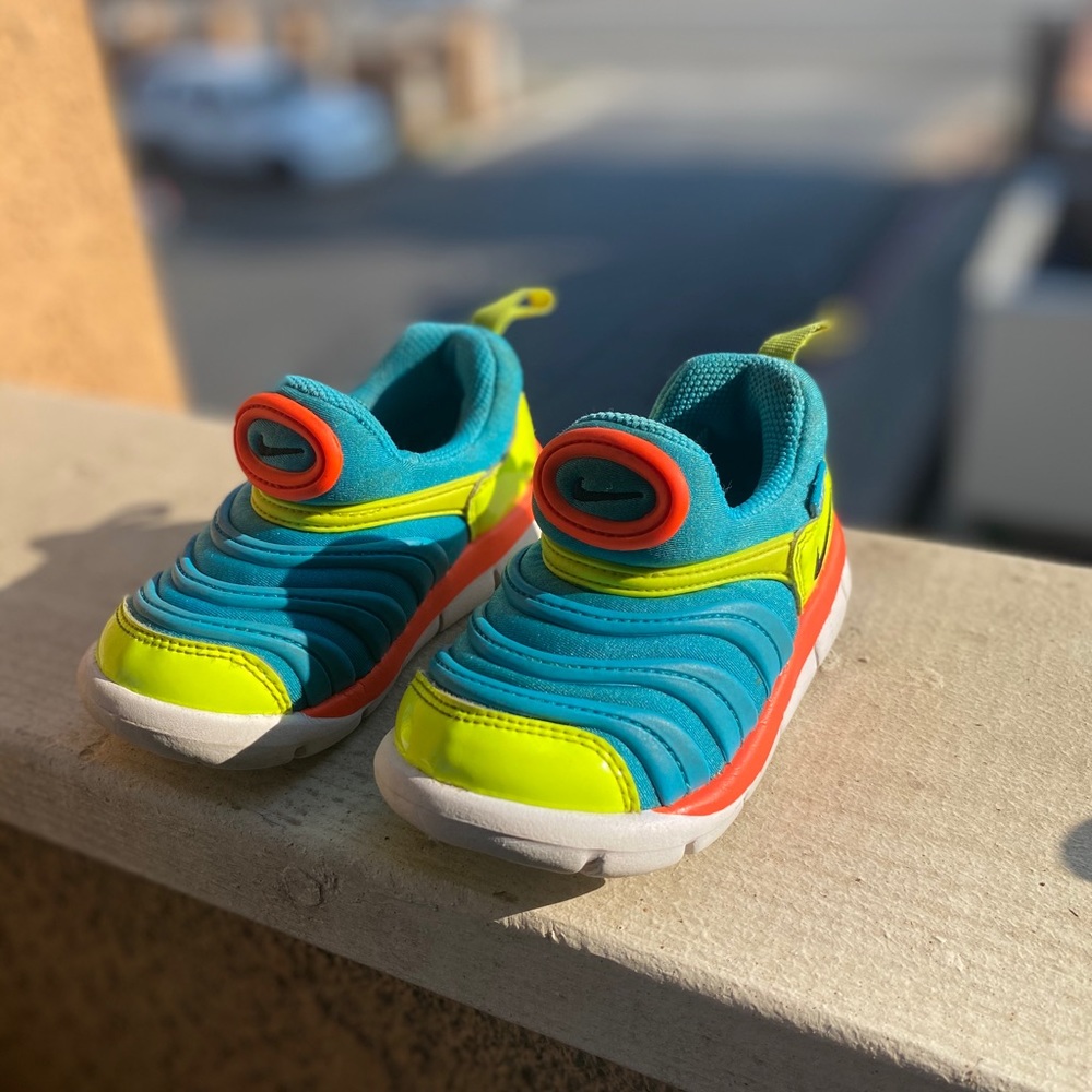 Toddlers lime green nike slide on sneakers